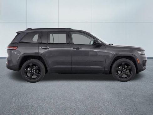 Used 2025 Jeep Grand Cherokee Altitude AWD/4WD image 10