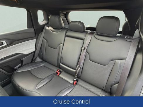 Used 2025 Jeep Compass Latitude w/ Sun & Sound Group AWD/4WD image 18