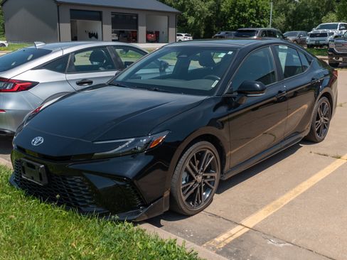 Used 2025 Toyota Camry XSE AWD/4WD image 4