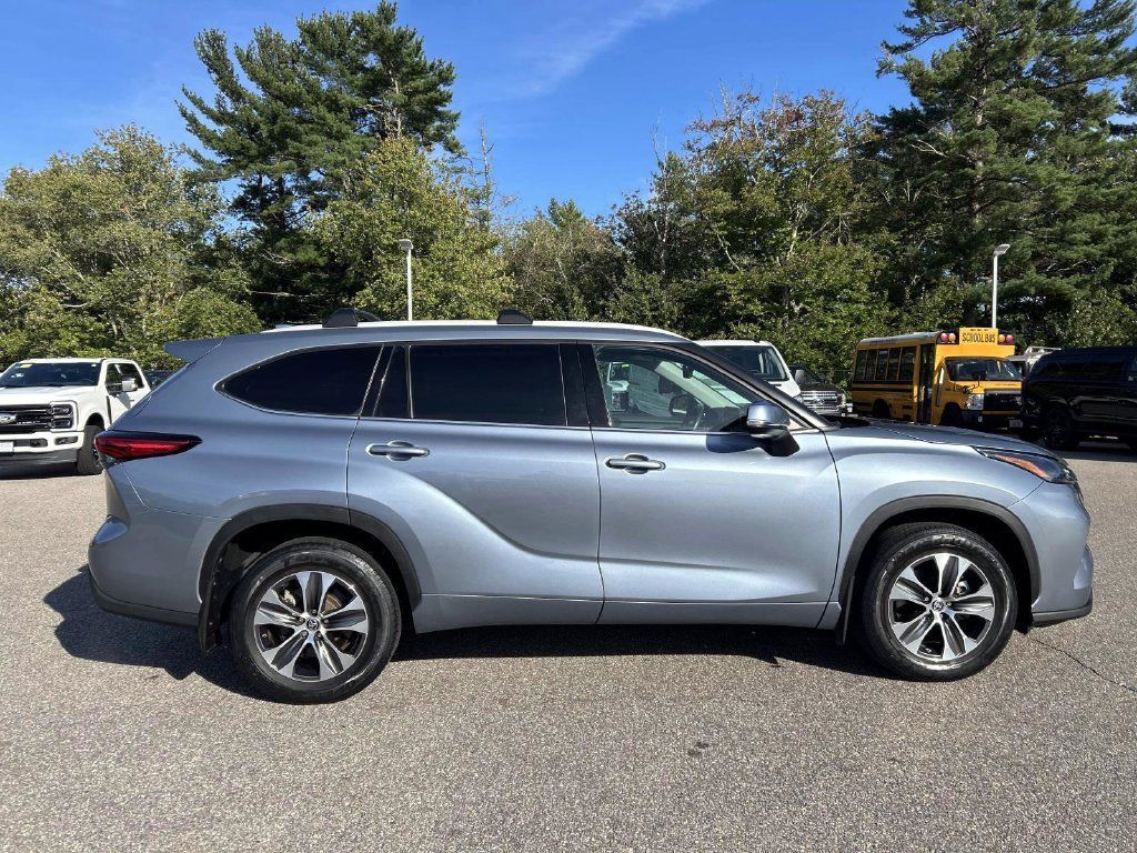 Used 2022 Toyota Highlander XLE AWD/4WD image 2