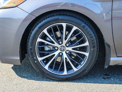 Used 2020 Toyota Camry SE w/ Sunroof Package image 9