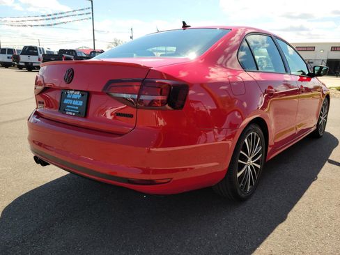 Used 2016 Volkswagen Jetta Sport image 4
