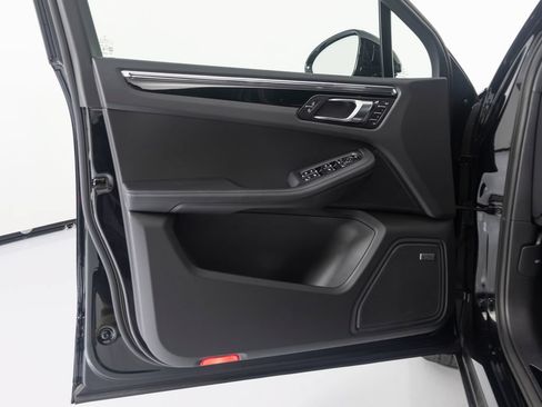 Certified 2026 Porsche Macan Turbo AWD/4WD image 19