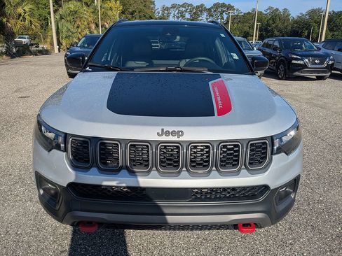 Used 2025 Jeep Compass Trailhawk AWD/4WD image 9
