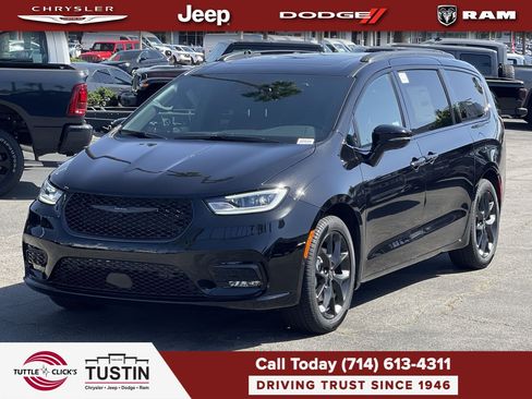 New 2026 Chrysler Pacifica Limited w/ Uconnect Theater Family Group FWD image 3