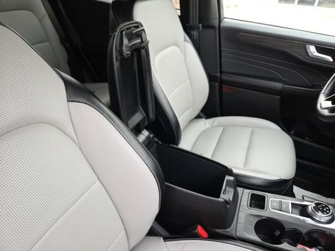 Certified 2025 Ford Escape Platinum image 34