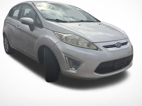 Used 2013 Ford Fiesta SE FWD image 2