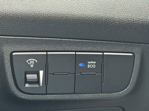 Used 2012 Hyundai Veloster image 25