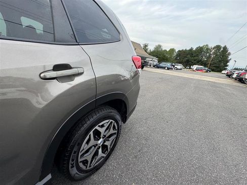 Used 2020 Subaru Forester Premium image 18