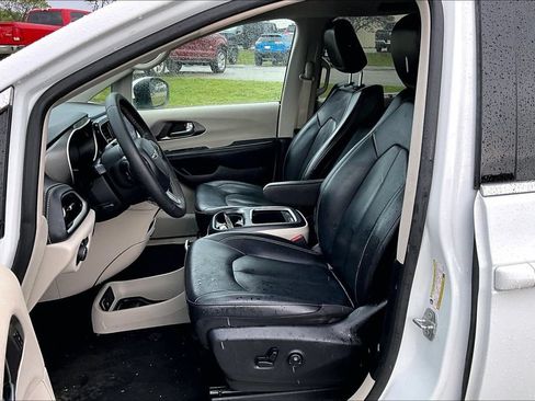 Used 2023 Chrysler Pacifica Touring-L FWD image 22