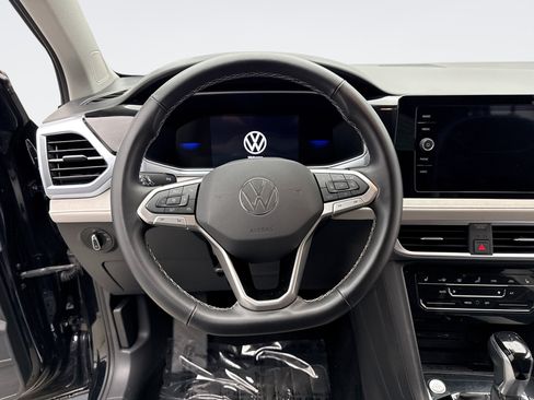Used 2025 Volkswagen Taos SE AWD/4WD image 12