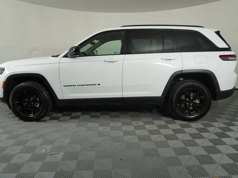 Used 2025 Jeep Grand Cherokee Altitude RWD image 4