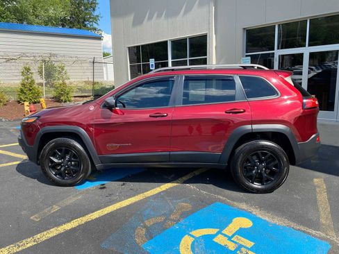 Used 2018 Jeep Cherokee Trailhawk w/ Comfort/Convenience Group AWD/4WD image 14