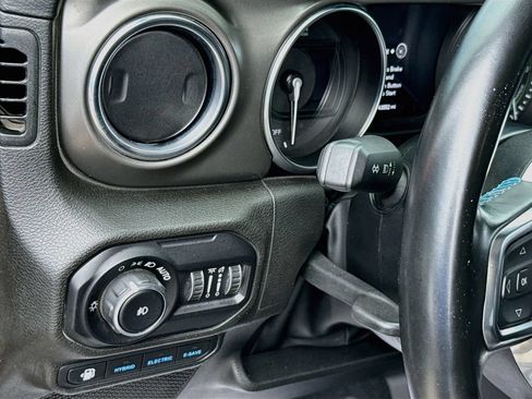 Used 2022 Jeep Wrangler Unlimited Rubicon 4xe AWD/4WD image 11