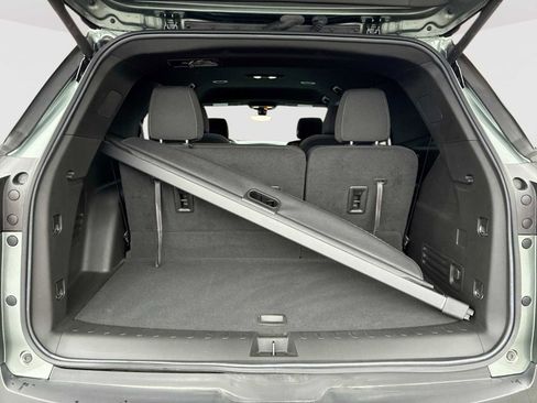 Certified 2023 Chevrolet Traverse LT w/ Rear Camera Mirror Package image 25