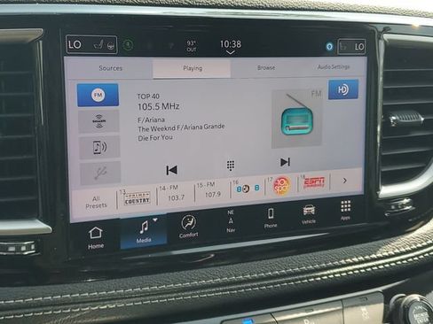 Used 2024 Chrysler Pacifica Limited FWD image 25