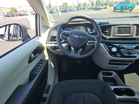 Used 2017 Chrysler Pacifica LX FWD image 9