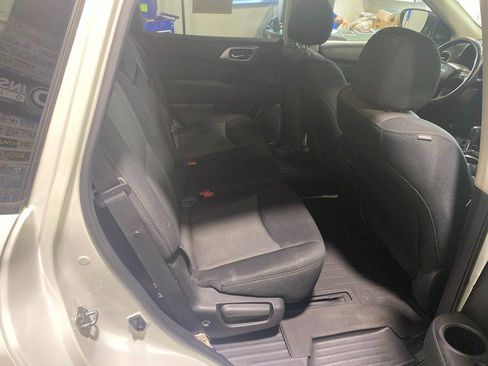 Used 2017 Nissan Pathfinder SV AWD/4WD image 16