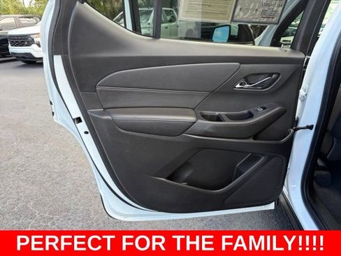 Used 2022 Chevrolet Traverse LT FWD image 13