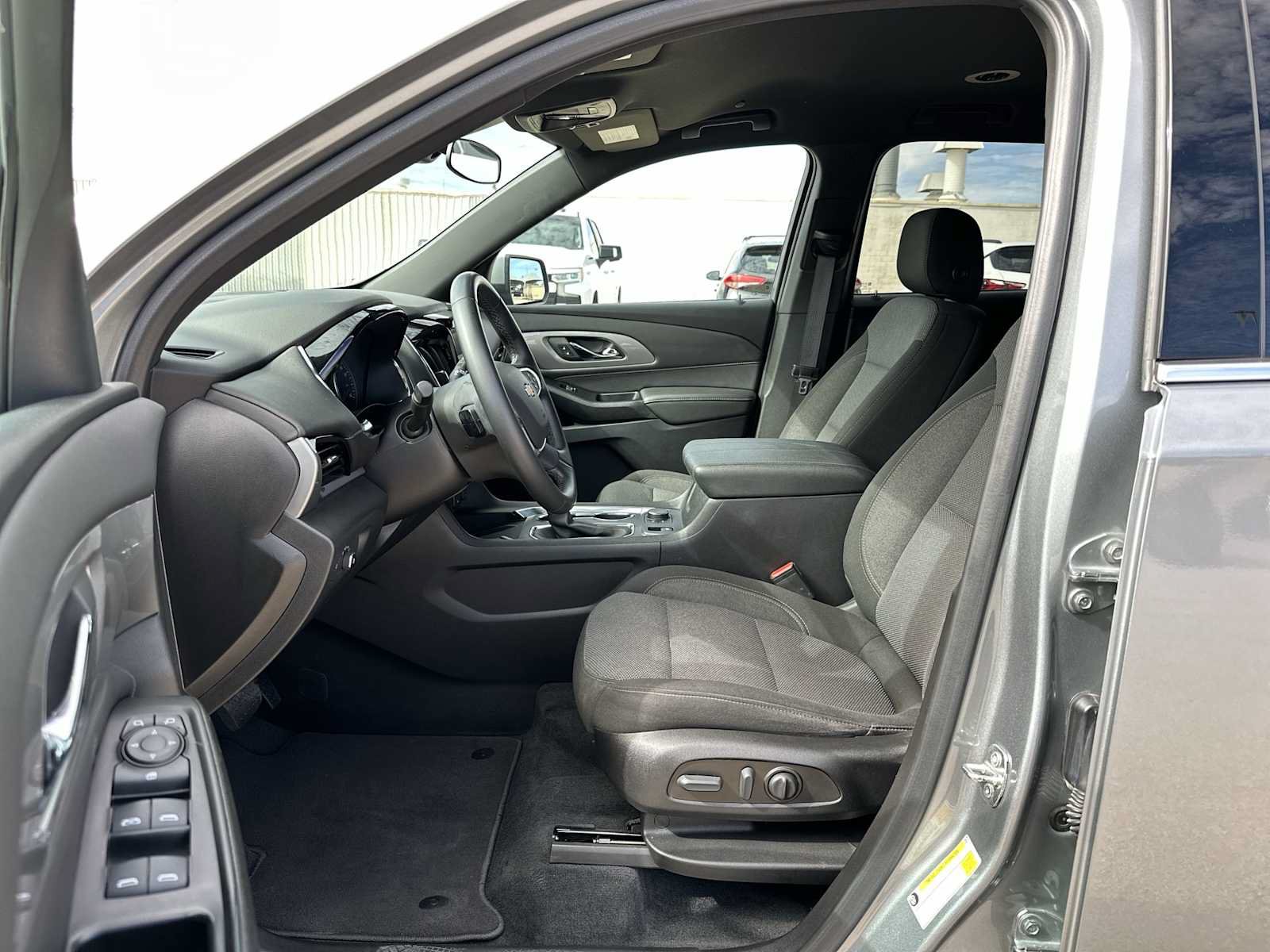 Used 2023 Chevrolet Traverse LT FWD image 10