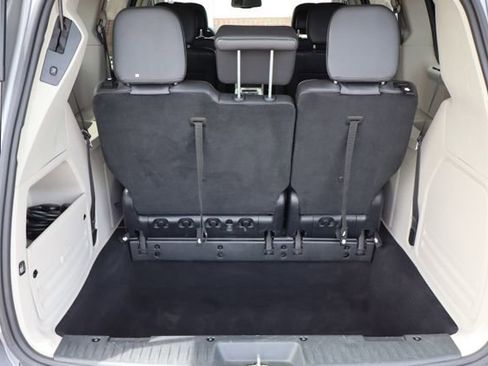 Used 2016 Chrysler Town & Country Touring-L FWD image 39