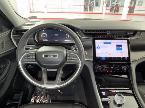 Used 2023 Jeep Grand Cherokee Limited w/ Black Appearance Package image 16