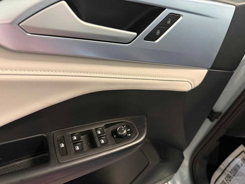 Certified 2025 Volkswagen Taos SE w/ Panoramic Sunroof Package image 21