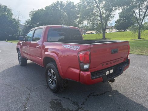 Used 2018 Toyota Tacoma TRD Sport AWD/4WD image 7