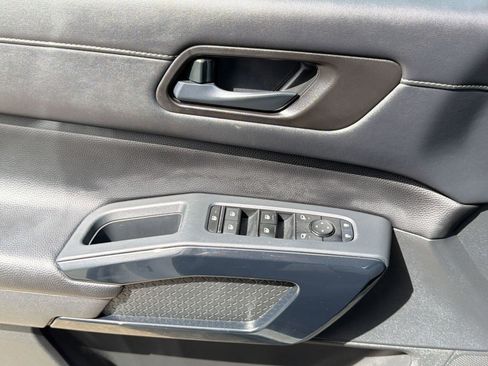 Used 2024 Nissan Pathfinder S image 21