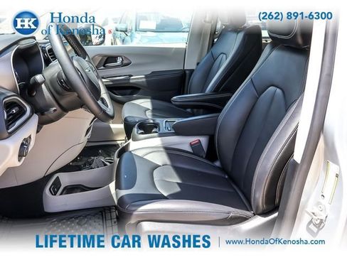 Used 2024 Chrysler Pacifica Touring-L FWD image 9