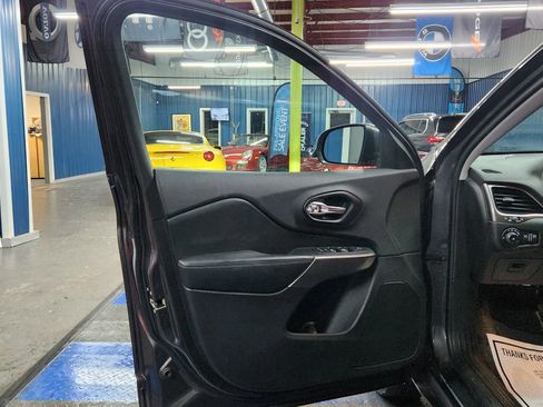 Used 2019 Jeep Cherokee Latitude Plus w/ Cold Weather Group image 8