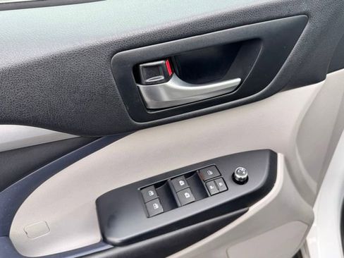 Used 2017 Toyota Highlander XLE image 14