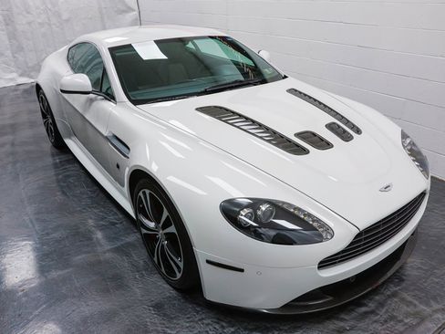 Used 2011 Aston Martin V12 Vantage Coupe image 33
