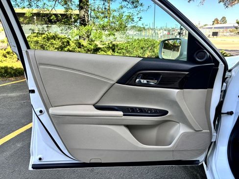 Used 2017 Honda Accord EX image 16