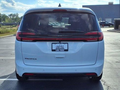 New 2026 Chrysler Pacifica Select image 21