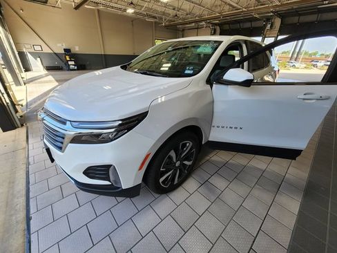 Used 2023 Chevrolet Equinox LT FWD image 2