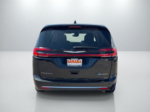 Used 2023 Chrysler Pacifica Touring-L FWD image 5