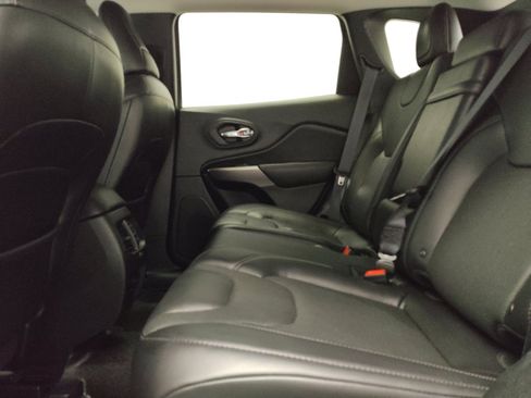 Used 2019 Jeep Cherokee Limited FWD image 18