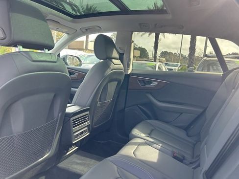 Used 2022 Audi Q8 Premium image 12