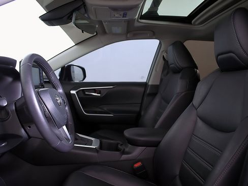 Used 2022 Toyota RAV4 XLE Premium image 15