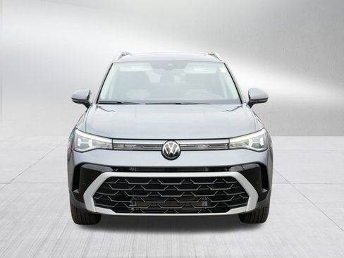 Certified 2025 Volkswagen Taos SEL image 2