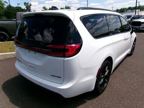 Certified 2025 Chrysler Pacifica Limited FWD image 3
