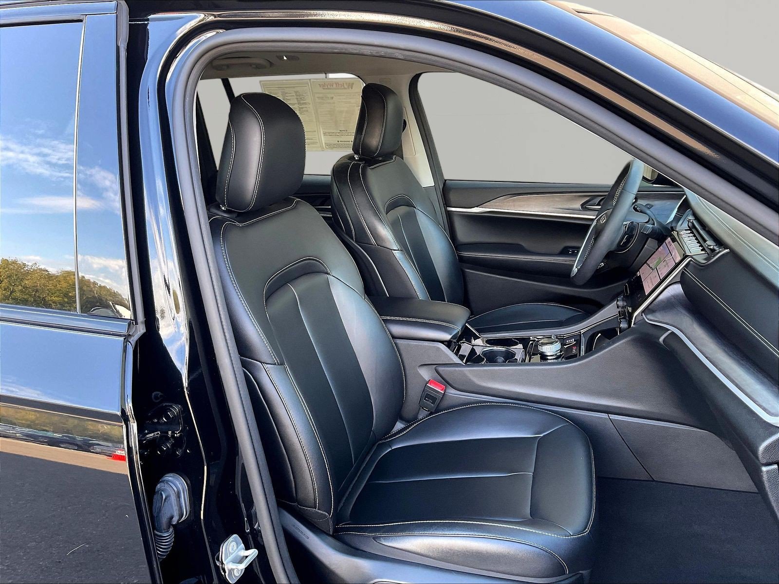 Used 2023 Jeep Grand Cherokee Limited w/ Black Appearance Package AWD/4WD image 28