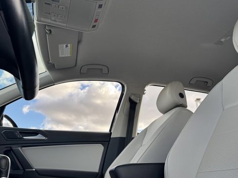 Used 2018 Volkswagen Tiguan SE image 21