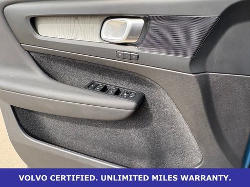 Certified 2025 Volvo XC40 B5 Plus AWD/4WD image 28