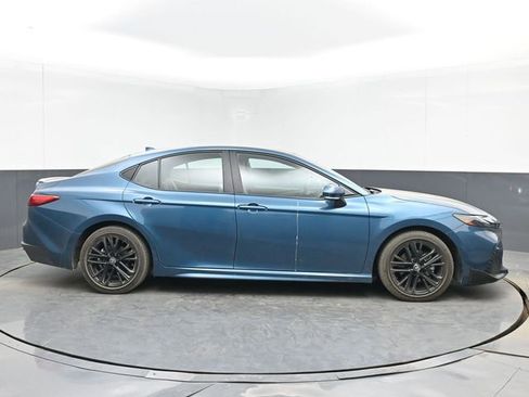 Used 2025 Toyota Camry SE image 11