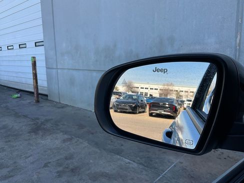 Used 2025 Jeep Compass Trailhawk image 18