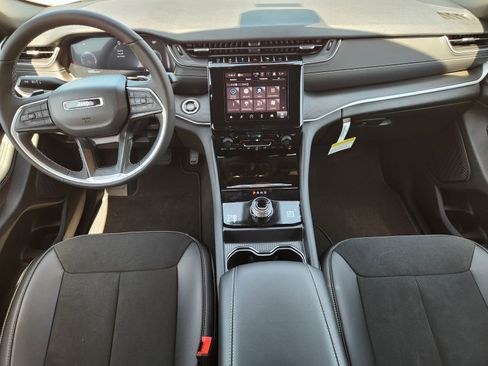 New 2025 Jeep Grand Cherokee Altitude image 18