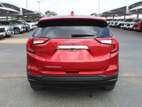 Used 2022 GMC Terrain SLE w/ Driver Convenience Package FWD image 4