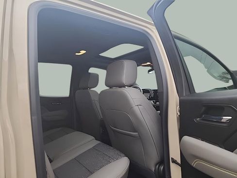 Used 2024 Chevrolet Colorado ZR2 w/ Technology Package AWD/4WD image 26